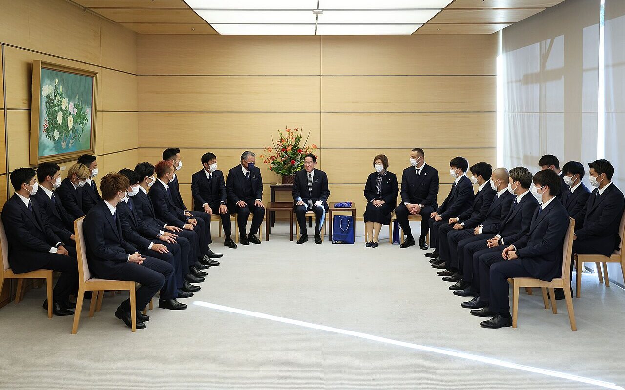 日本代表の前田大然が試合中にプレーする様子